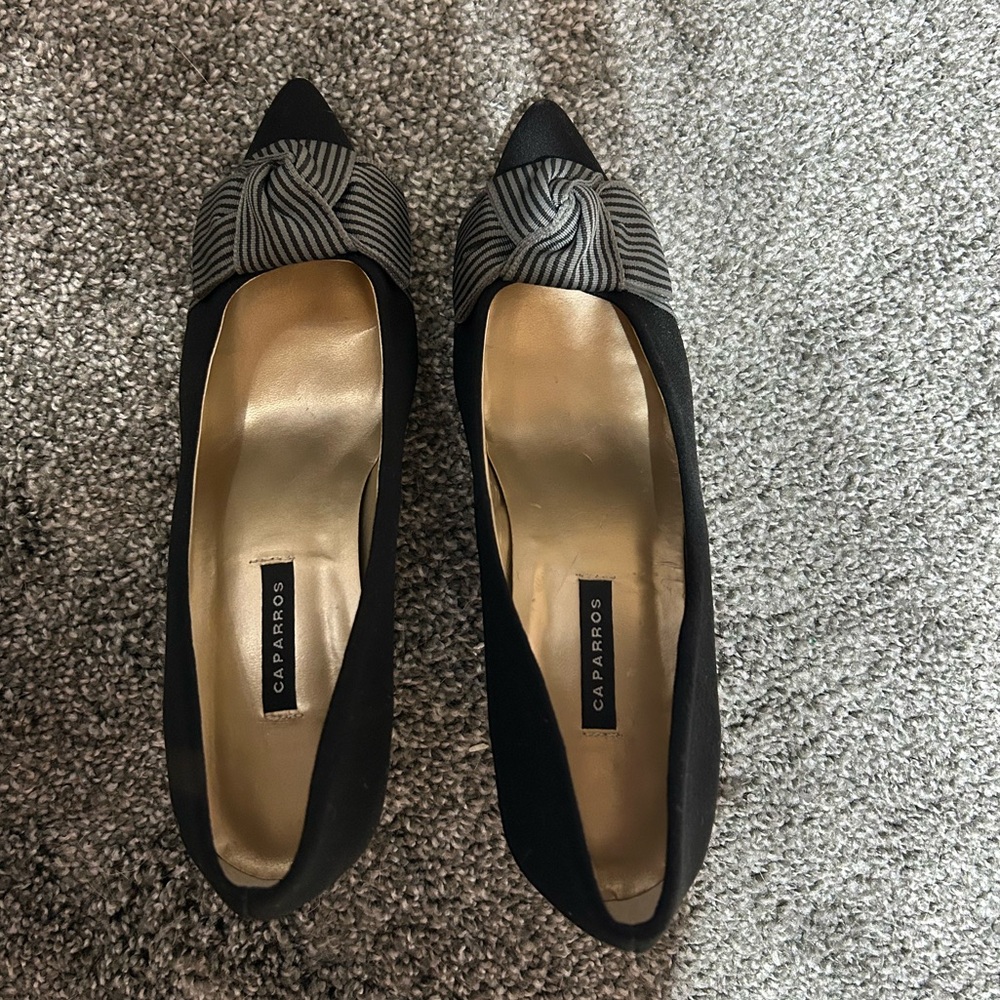 Pumps with bow